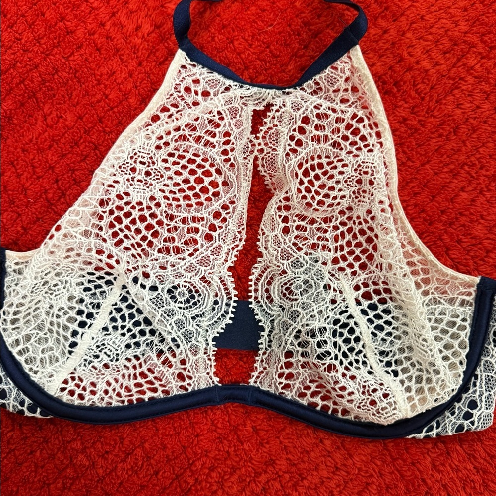 NWOT 32C Victoria's Secret Cream and Navy Lace Bralette - Picture 2 of 4
